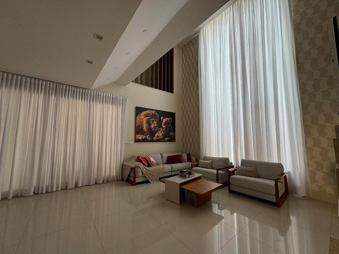 Cortinas de tecido do piso ao teto em sala de pé-direito duplo