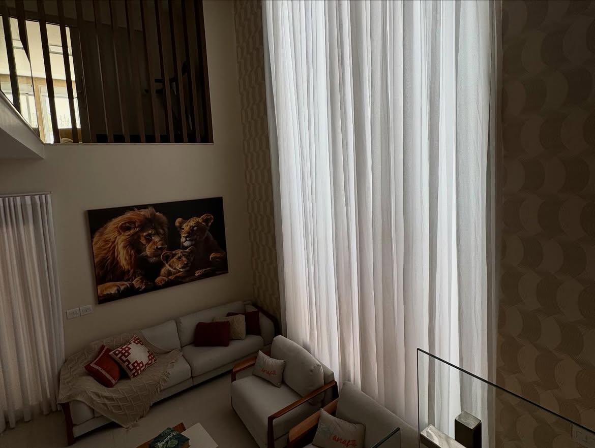 Ambiente integrado contemporâneo com cortinas do piso ao teto